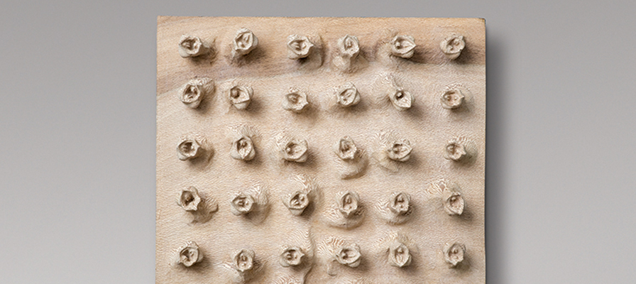 <b>BÉKÉSI Ervin | ?! (2010) | 25x9x25 cm, faragott fa posztamensen | AMA BOOK II. | részlet</b>